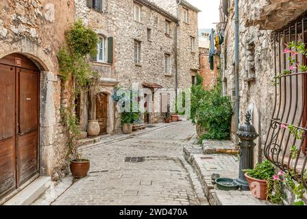 Historische Häuser in der Altstadt von Tourrettes-sur-Loup an der französischen Rivera Stockfoto