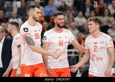 Jatrzebie Zdroj, Polen. Januar 2024. Die Spieler von Jastrzebski Wegiel feiern, nachdem sie beim Volleyballspiel der CEV Champions League Volley 2024 zwischen Jastrzebski Wegiel und SVG Luneburg in Hall (jastrzebie-Zdroj) einen Punkt gewonnen haben. Endpunktzahl: Jastrzebski Wegiel 3:0 (25:17, 25:16, 25:19) SVG Lüneburg. (Foto: Grzegorz Wajda/SOPA Images/SIPA USA) Credit: SIPA USA/Alamy Live News Stockfoto