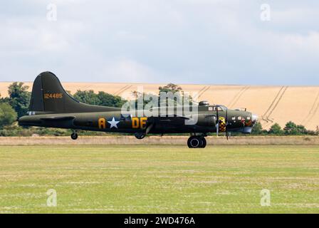 Boeing B-17G Flying Fortress '124485' Bomberflugzeug aus dem 2. Weltkrieg, das die berühmte 'Memphis Belle' darstellt, die auf der Graspiste landet Stockfoto