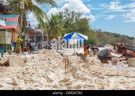 Koh Rong Sanloem, Kambodscha, 29. April 2019: Bautätigkeit am Strand an einem Sandstrand, unter der Sonne auf einer tropischen Insel, mit Palmen und Stockfoto