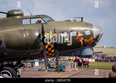 Boeing B-17G Flying Fortress '124485' Bomberflugzeug aus dem 2. Weltkrieg, das die berühmte 'Memphis Belle' auf dem Hardstand darstellt Stockfoto