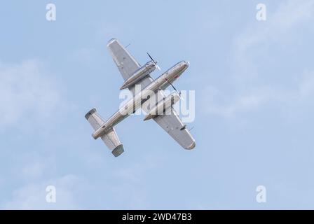 Nordamerikanische B-25J Mitchell. Glänzendes poliertes Metall B25 amerikanisches Bomberflugzeug aus dem 2. Weltkrieg auf der Flugschau Flying Legends Stockfoto