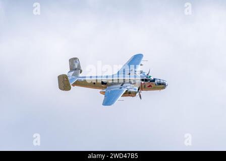 Nordamerikanische B-25J Mitchell. Glänzendes poliertes Metall B25 amerikanisches Bomberflugzeug aus dem 2. Weltkrieg auf der Flugschau Flying Legends Stockfoto