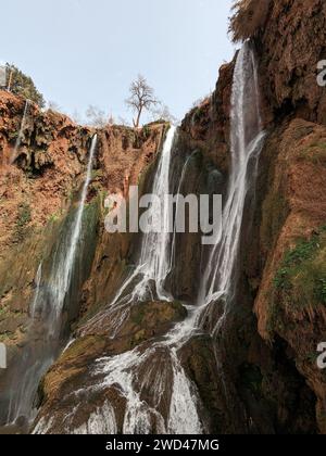 Ouzoud Falls in der Nähe des großen Atlas-Dorfes Tanaghmeilt, Marokko. Wunderschöner Panoramablick auf die Landschaft Stockfoto