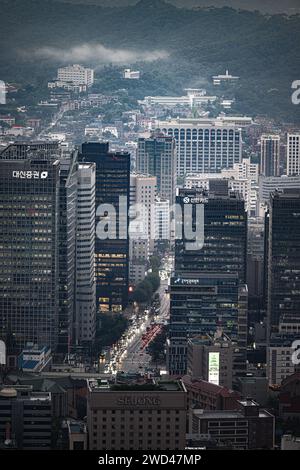 Ein Stau an einer belebten Straße in Seoul, Südkorea Stockfoto