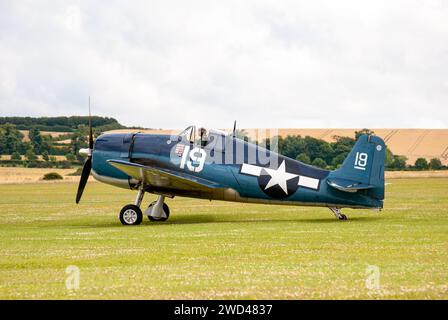 Grumman F6F Hellcat (Registrierung 19) Kampfflugzeug aus dem 2. Weltkrieg auf der Duxford Flying Legends Airshow. Stockfoto
