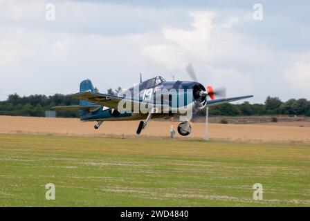 Grumman F6F Hellcat (Registrierung 19) Kampfflugzeug aus dem 2. Weltkrieg auf der Duxford Flying Legends Airshow. Stockfoto