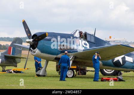 Grumman F6F Hellcat (Registrierung 19) Kampfflugzeug aus dem 2. Weltkrieg auf der Duxford Flying Legends Airshow. Stockfoto