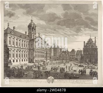 Blick auf das Rathaus auf dem Dam-Platz in Amsterdam, Pieter Schenk (I), 1675 - 1711 Druck auf dem Rathaus auf dem Dam-Platz, de Waag und der Nieuwe Kerk in Amsterdam von der Kalverstraat. Die Bürger führen am Dam-Platz verschiedene Aktivitäten durch, wie z. B. Umfragen und Transport von Gütern. Amsterdamer Papierätzung / Gravur Waag auf dem Damplein. Neue Kirche. Königspalast Amsterdam Stockfoto