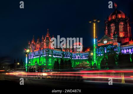 Historisches Gebäude in Indien mit beleuchteter Fassade und Motion Blur Stockfoto