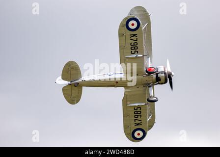 Gloster Gladiator K7985 (G-AMRK) 1930's RAF Doppeldecker fliegen auf den Wolken. Stockfoto