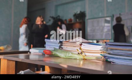 Stapel von Büchern und Notizbüchern in der Lehrerlounge der Schule. Stockfoto