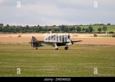 Hawker Hurrikan Mk.IIa P3351 WW2 britisches Kampfflugzeug mit Warbird auf dem Duxford Flugplatz. Stockfoto