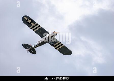 WW2 Flugzeug USAF Piper Cub fliegt in den Wolken Stockfoto