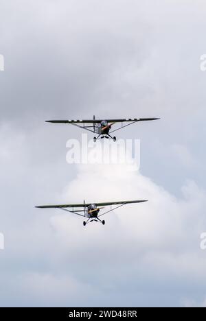 WW2 Flugzeug USAF Piper Cub fliegt in den Wolken Stockfoto