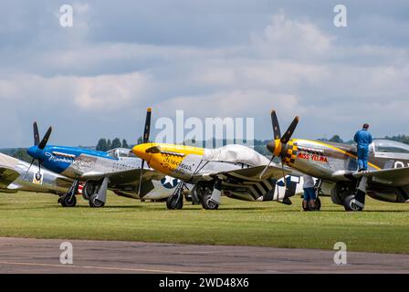 P51 Mustang Kampfflugzeuge aus dem 2. Weltkrieg USAF saßen auf einem Flugplatz Stockfoto