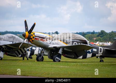 P51 Mustang Kampfflugzeuge aus dem 2. Weltkrieg USAF saßen auf einem Flugplatz Stockfoto