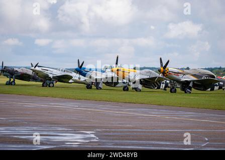 P51 Mustang Kampfflugzeuge aus dem 2. Weltkrieg USAF saßen auf einem Flugplatz Stockfoto