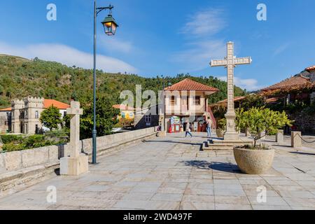 Sistelo, Viana do Castelo, Portugal - 18. Oktober 2020: Blick auf das Zentrum des touristischen Dorfes, das im Herbst als das kleine Tibet Portugals bezeichnet wird Stockfoto