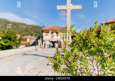 Sistelo, Viana do Castelo, Portugal - 18. Oktober 2020: Blick auf das Zentrum des touristischen Dorfes, das im Herbst als das kleine Tibet Portugals bezeichnet wird Stockfoto