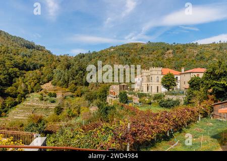 Sistelo, Viana do Castelo, Portugal - 18. Oktober 2020: Blick auf das Zentrum des touristischen Dorfes, das im Herbst als das kleine Tibet Portugals bezeichnet wird Stockfoto