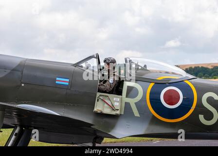 Spitfire Kampfflugzeug aus dem 2. Weltkrieg, Seitenansicht des Piloten im Cockpit Stockfoto