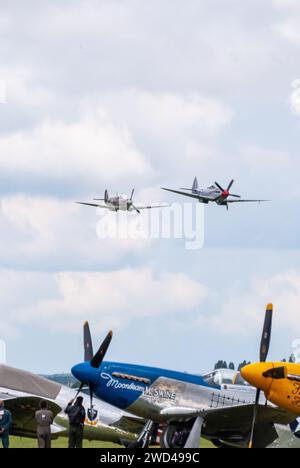 Spitfire Dogfight. Formation von Kampfflugzeugen aus dem 2. Weltkrieg in enger Formation während eines simulierten Dogfight auf der Duxford Flying Legends Airshow. Stockfoto