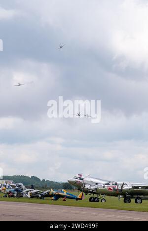 Spitfire Dogfight. Formation von Kampfflugzeugen aus dem 2. Weltkrieg in enger Formation während eines simulierten Dogfight auf der Duxford Flying Legends Airshow. Stockfoto