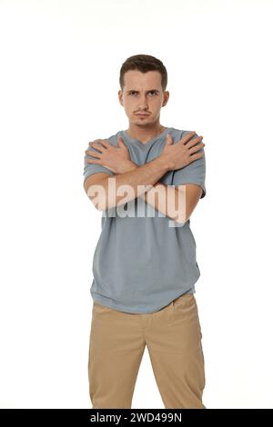 Porträt eines jungen lustigen Mannes, der auf weißem Hintergrund grimmt Stockfoto