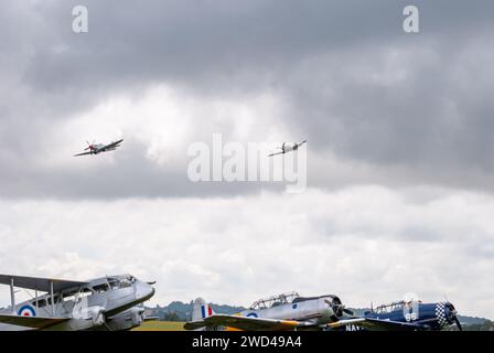 Spitfire Dogfight. Formation von Kampfflugzeugen aus dem 2. Weltkrieg in enger Formation während eines simulierten Dogfight auf der Duxford Flying Legends Airshow. Stockfoto