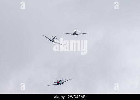 Spitfire Dogfight. Formation von Kampfflugzeugen aus dem 2. Weltkrieg in enger Formation während eines simulierten Dogfight auf der Duxford Flying Legends Airshow. Stockfoto