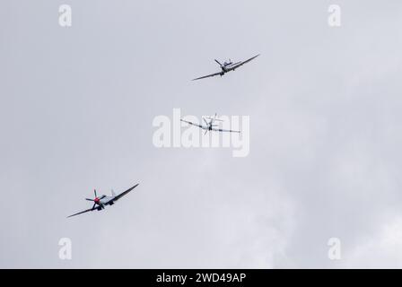 Spitfire Dogfight. Formation von Kampfflugzeugen aus dem 2. Weltkrieg in enger Formation während eines simulierten Dogfight auf der Duxford Flying Legends Airshow. Stockfoto