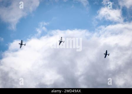 Spitfire Dogfight. Formation von Kampfflugzeugen aus dem 2. Weltkrieg in enger Formation während eines simulierten Dogfight auf der Duxford Flying Legends Airshow. Stockfoto