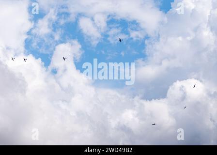 Spitfire Dogfight. Formation von Kampfflugzeugen aus dem 2. Weltkrieg in enger Formation während eines simulierten Dogfight auf der Duxford Flying Legends Airshow. Stockfoto