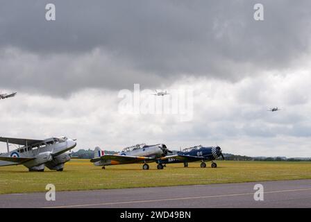 Spitfire Dogfight fliegen tief während der Flugshow von Oldtimer-Flugzeugen. Stockfoto