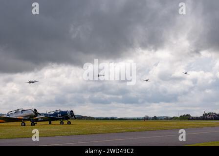 Spitfire Dogfight fliegen tief während der Flugshow von Oldtimer-Flugzeugen. Stockfoto