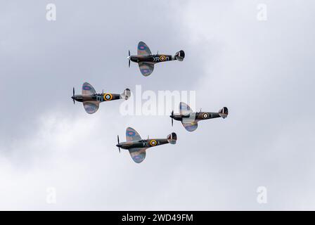 Spitfire Formation Dogfight in den Wolken auf der Flugshow Fly Legends in Duxford. 11 Spitfire-Display Stockfoto