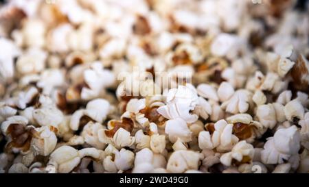 Knuspriger Popcorn-Snack. Kochen Sie leckere Körner. Kochen Sie leckeres Popcorn. Werbung für süße oder salzige Kinokost. Stockfoto