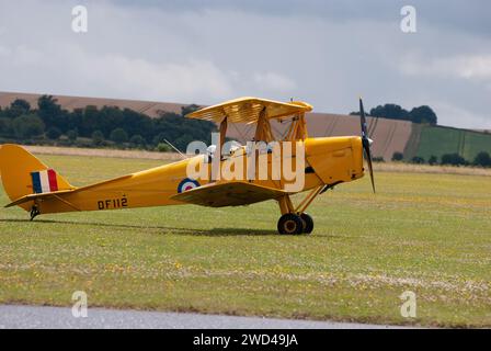 De Havilland DH-82 Tiger Moth (DF112 RAF) war ein früher beliebtes Trainerflugzeug. Stockfoto