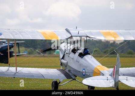 RAF Tiger Moth biplane. De Havilland DH-82 Tiger Moth II Seriennummer R4922 RAF. Doppeldecker, der auf grüner Landebahn sitzt. Stockfoto