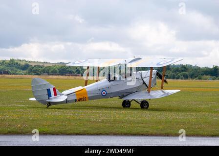 RAF Tiger Moth biplane. De Havilland DH-82 Tiger Moth II Seriennummer R4922 RAF. Doppeldecker, der auf grüner Landebahn sitzt. Stockfoto