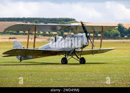 RAF Tiger Moth biplane. De Havilland DH-82 Tiger Moth II Seriennummer R4922 RAF. Doppeldecker, der auf grüner Landebahn sitzt. Stockfoto