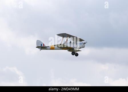 RAF Tiger Moth biplane. De Havilland DH-82 Tiger Moth II Seriennummer R4922 RAF. Doppeldecker, der auf grüner Landebahn sitzt. Stockfoto