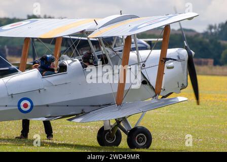 RAF Tiger Moth biplane. De Havilland DH-82 Tiger Moth II Seriennummer R4922 RAF. Doppeldecker, der auf grüner Landebahn sitzt. Stockfoto