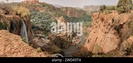 Ouzoud Falls in der Nähe des großen Atlas-Dorfes Tanaghmeilt, Marokko. Wunderschöner Panoramablick auf die Landschaft Stockfoto