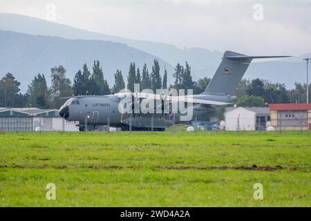 Airbus A400M Atlas (MSN064) NATO-Flugzeug startet vom Flughafen Leoš Janáček Ostrava. Europäisches viermotoriges militärisches Transportflugzeug. Stockfoto