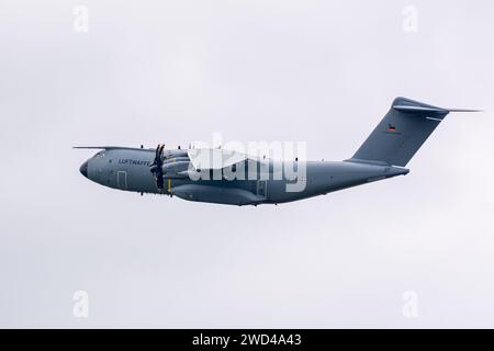 Luftwaffe A400M-180 Atlas airbus (Nummer 54 28) europäisches viermotoriges Turboprop-Militärtransportflugzeug. Schnell abheben und fliegen Stockfoto