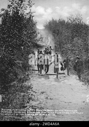 Ein Foto von 1901, das von C W Mathers auf einer Expedition in den hohen Norden Kanadas aufgenommen und in seinem Buch „The Far North“ veröffentlicht wurde. Mathers untertitelte dieses Foto: Indians [First Nations People] mit einem 50 ft. Fahren Sie mit dem Boot auf der Mackenzie Portage. Güter und Boote werden aufgrund der Stromschnellen am Slave River viermal in 40 Meilen transportiert. Stockfoto