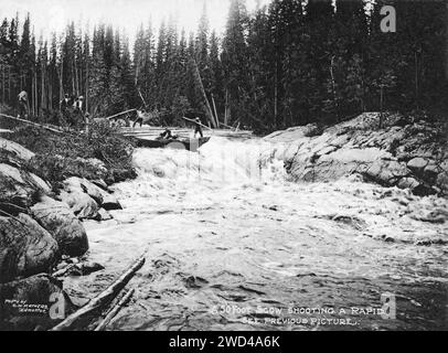 Ein Foto von 1901, das von C W Mathers auf einer Expedition in den hohen Norden Kanadas aufgenommen und in seinem Buch „The Far North“ veröffentlicht wurde. Mathers unterzeichnete dieses Foto: Eine 50-Fuß-Schaufel, die einen Rapid abfeuert. Siehe vorheriges Bild [Alamy image: 2WD4A6F]. Stockfoto