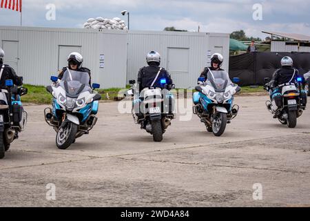 BMW R1200RT - die tschechische Polizei (Městská Police ČR) Motorverkehrspolizisten auf einem Ausstellungsteam auf der NATO Days Airshow in Europa. Stockfoto